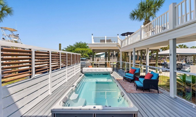 Upper Grand Lagoon Condominio | Barefoot Boat Bums by Book That Condo