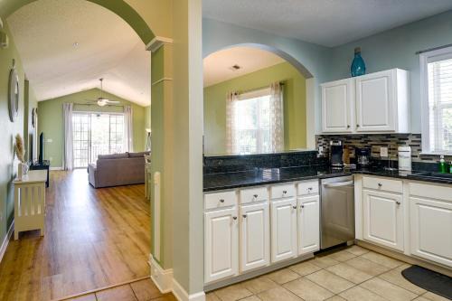 North Myrtle Beach Apartamento | Barefoot Resort Condo with Pools and Balcony!