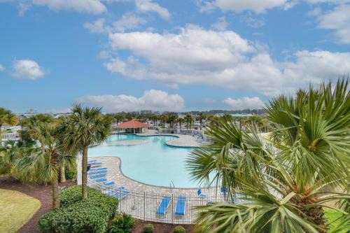 North Myrtle Beach Apartamento | Barefoot Resort Condo about 2 Mi to Beach Access!
