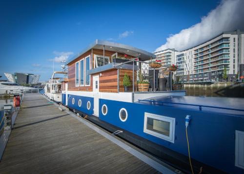 Titanic Quarter Alquiler De Eote | Barge At Titanic