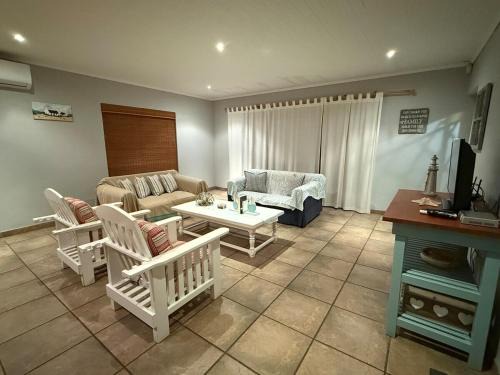 Sandbaai Casa | Barking Beach Cottage, Sandbaai - Pet Friendly
