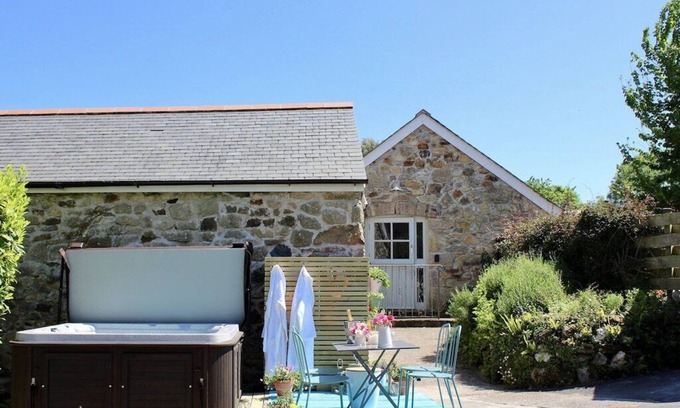 Relubbus Casa | Barn conversion | 2 bathrooms | Hot tub | Close to Marazion and St Ives.