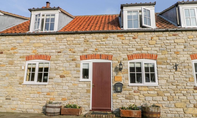 Scawton Cabaña | BARN COTTAGE, pet friendly, with open fire in Kirkbymoorside