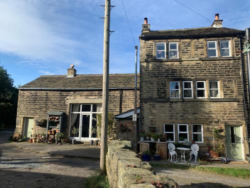 Honley Casa | Barn Cottage Quirky Weaver's Cottage in Quaint Hamlet