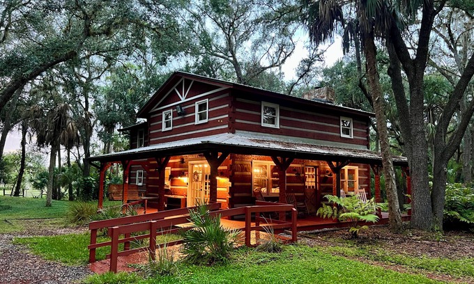 Sebring Cabina | Barn Hangout + Grill Station: Sebring Family Cabin