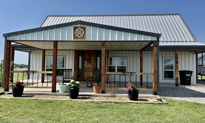 Elgin Otro | Barn house on 50 acres Mountain View