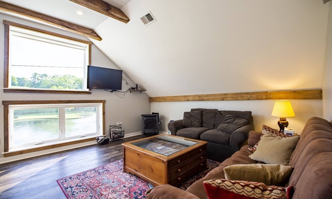 Stewartstown Casa | Barn Retreat with hot tub and patio!