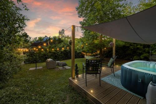 Uckfield Casa | Barn with Hot Tub, Pool Table & Pizza Oven