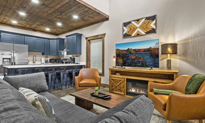 Stanton Casa | Barndominium Hot Tub, River, & Easy Parking