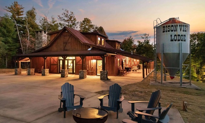 Helen Cabina | Barndominium near Helen - Pickleball and More!