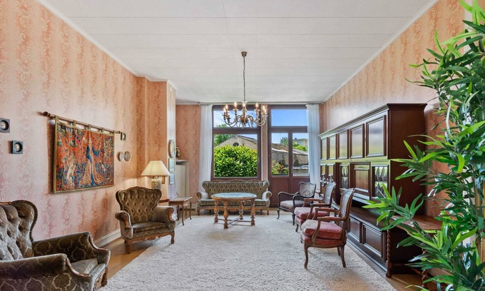 Hollerich Casa | Baroque Style Townhome w Garden & Parking ID101