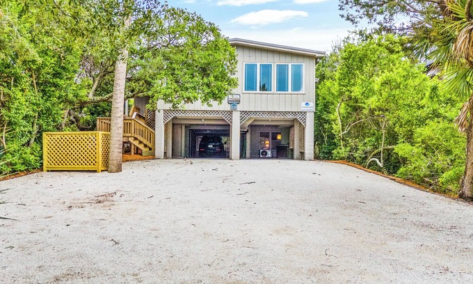 Pawleys Island Casa | Barracks Ocean front 5 bedroom home with elevator on Pawleys Island