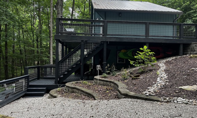 Glasgow Casa | Barren Lake Waterfront Eclectic Cabin - Dock; 17 miles from Mammoth Cave