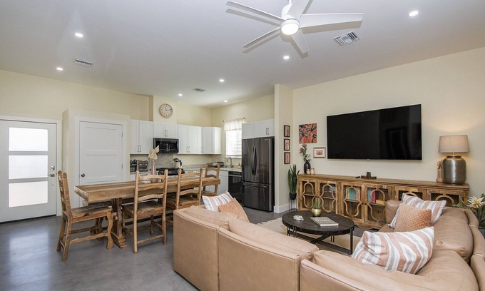 Barrio Hollywood Casa | Barrio Star--New modern home minutes to Downtown Tucson
