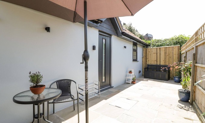 Winterborne Stickland Cabaña | BARROW LODGE, pet friendly, with a garden in Blandford Forum