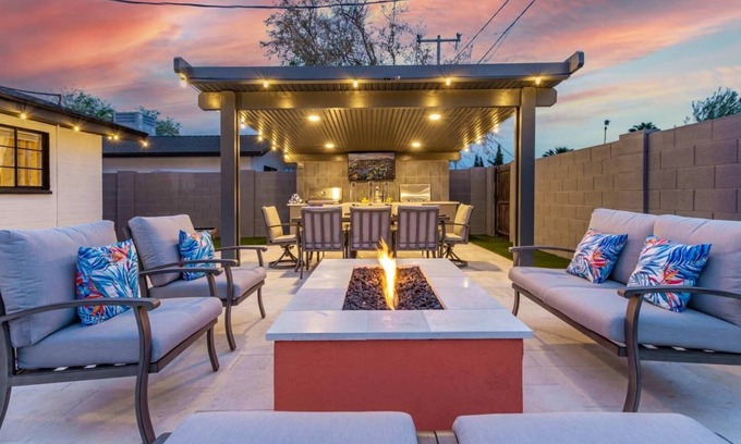 Southwest Village Casa | Barstool Party Pool12 Seat Hot Tub|Walk 2 Old Town