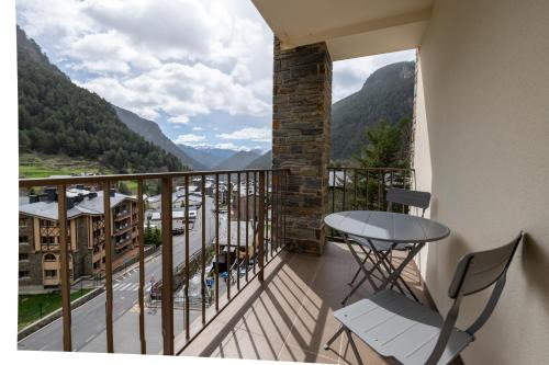 Arinsal Apartamento | Barthe Holidays I Apartamento Moderno en Arinsal 4PAX a pie de pistas I Balcón con vistas impresionantes al valle y parking I Guineu