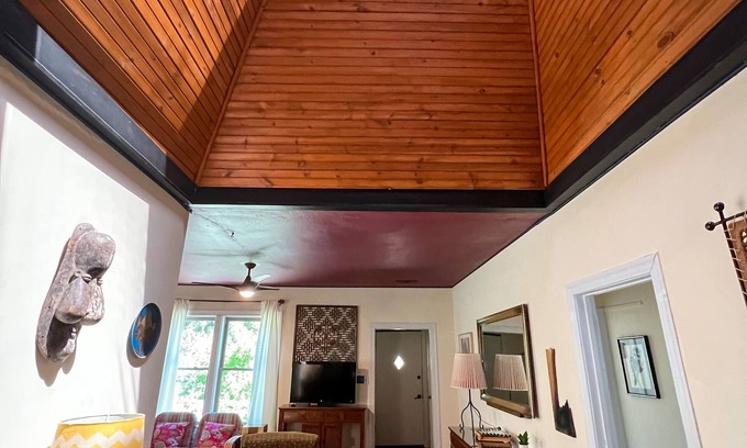 Barton Heights Casa | Barton Cottage above The Springs