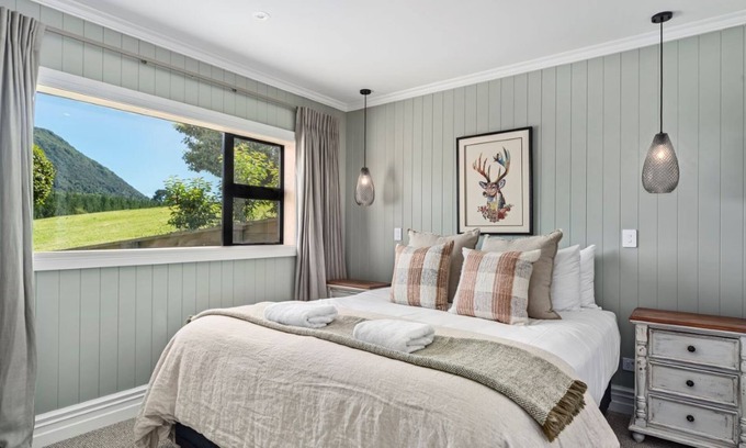 Taupo Casa | Base: $2 Extra: $30 4 Deborah Rise