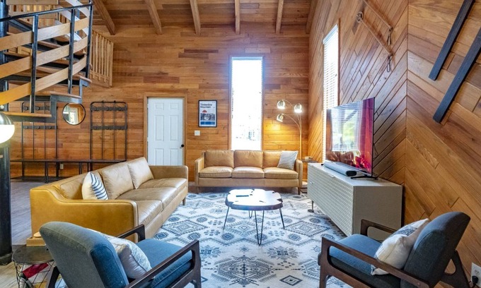 Northface Chalet De Esquí | Base Camp - 175 Slopeside RoadBase Camp - Walk-to-Slope at Timberline Mountain, Dog Friendly, Air Conditioning