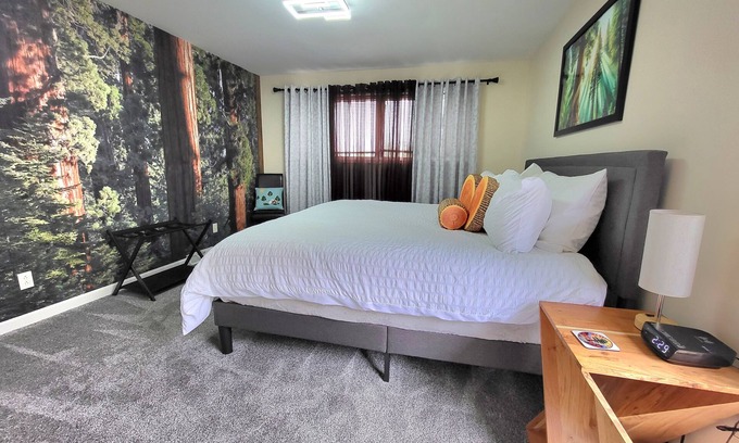 Bloomington Casa | Base Camp-6.5 blocks to IU Campus & downtown, 3 Kings, Bicycles, Fence