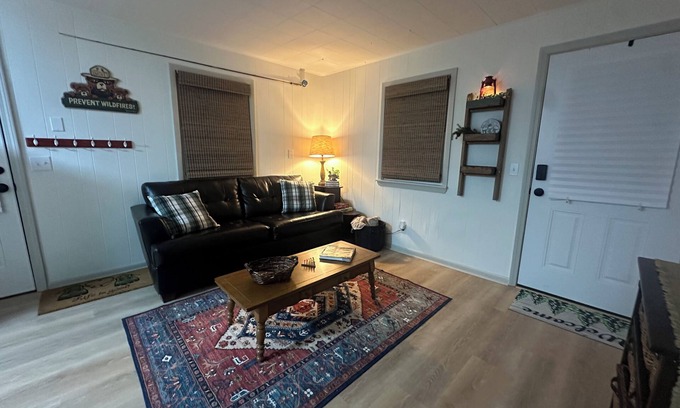 Kirksville Cabaña | Base Camp Cottage