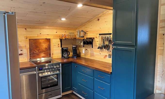 St. Helen Cabina | Base Camp - Cozy 2-bed with ORV trail access. Fully fenced-in and dog-friendly