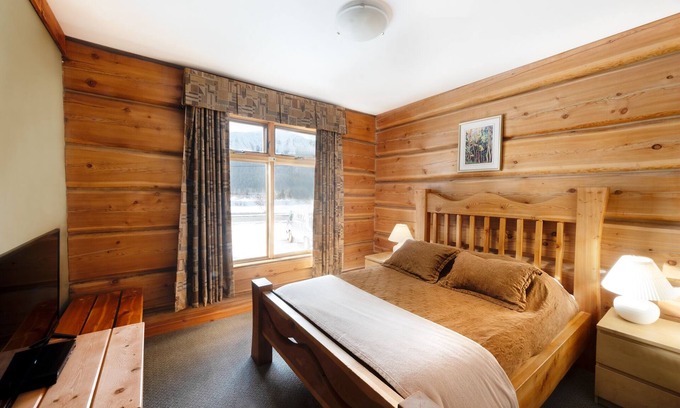 Golden Cabina | Basecamp Lodge Golden | Queen Room