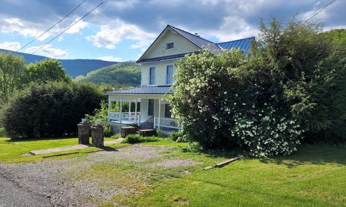 Durbin Casa | BaseCampWV-Durbin. Spacious 4 bedroom house w/yard