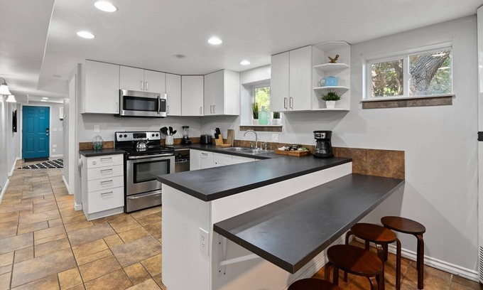 Sandy Apartamento | Basement Retreat: Private Entry, Updated, Ski Passes, Sleeps 8, Near Trax Station, 3 TVs, Patio!