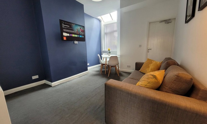 Tunstall Casa | 💼 Basford House | 3BR, 2BA Home with WiFi & Smart TVs | Sleeps 5