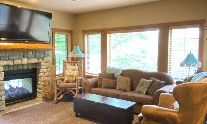 Boyne Falls Chalet De Esquí | Basin Creekside: Hot Tub