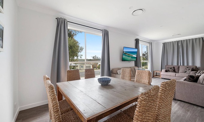 Erowal Bay Casa | Basin Escape - short walk to the waters edge.