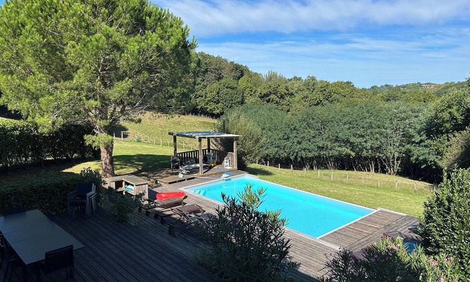 Mouguerre Otro | Caserío vasco con piscina