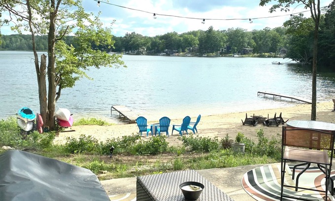 Traverse City Cabaña | Bass lake waterfront! Cozy 1 bedroom cottage minutes from Traverse City!
