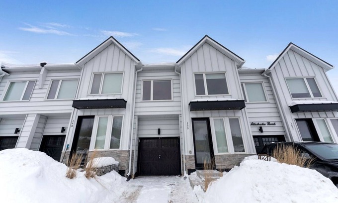 Innisfil Casa | Bass Oasis 2 – Cozy, Pet-Friendly Getaway Near Beach, Ski Resort, Spa & More!