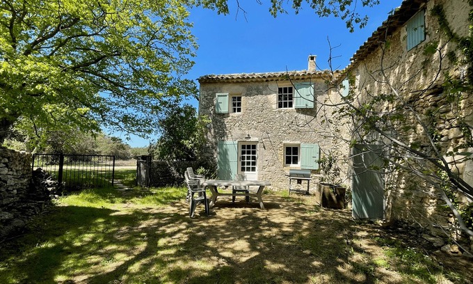 Buoux Otro | Bastide Provençale facing the Grand Luberon
