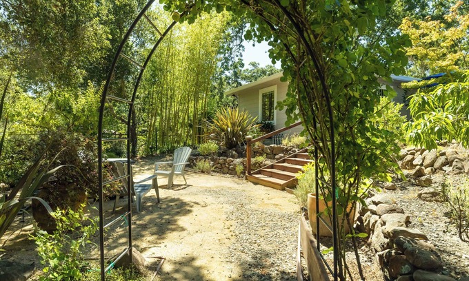 Rheem Valley Manor Casa | Bay Area Garden Retreat
