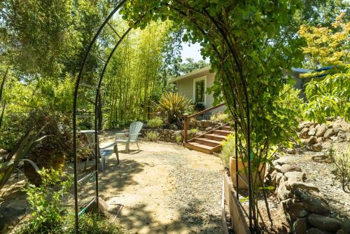 Rheem Valley Manor Casa | Bay Area Garden Retreat