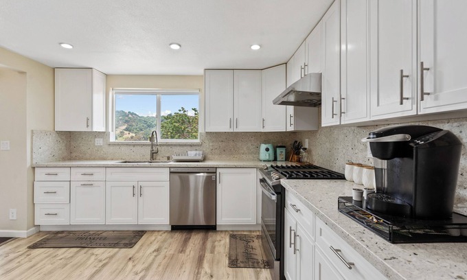 Hercules Casa | Bay Area Haven: 3BR with Spacious Living Room & Scenic Views