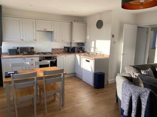 Freshwater Chalet De Esquí | Bay - Brambles Chine, Colwell Bay - 5 star WiFi - Short walk to The Hut and beach - 1 night stays available - Ferry offers