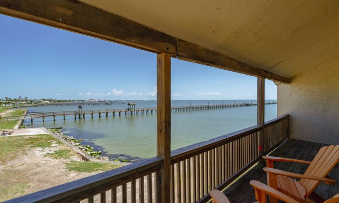 Harbor Oaks Condominio | Bay Breeze Bungalow | Pier & Community Pool!