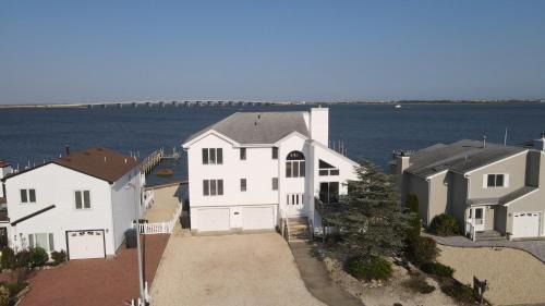 Beach Haven West Casa | Bay Front Home - Watch the sun rise over LBI. Pier for Boat/Swim/SUP/Kayak/Crab