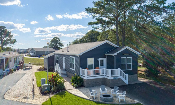 Long Neck Casa | Bay front retreat - beach, pools, pet friendly!