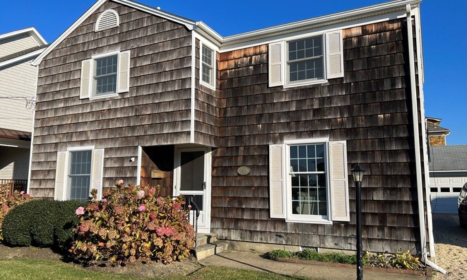 Avon Casa | Bay Head Colonial - around the corner from the beach!