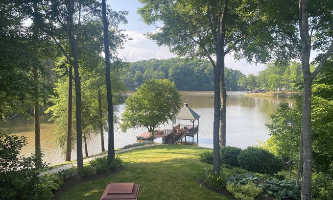Catawba Casa | Bay Head Cove - Peaceful 5 bedroom lakefront home on private cove with boat dock