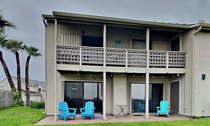 Harbor Oaks Condominio | Bay House Condos #2706 | Water Views + Community Pool!