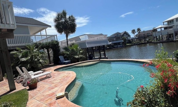Isla Del Sol Casa | Bay House with Private Pool, Fishing, Kayaking & Sun Fun. Quiet neighborhood.