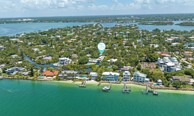 Bay Isle Casa | Bay Isle Bliss | Pet Friendly 🐶 w/ Private Pool, Spa, Putting Green and Walk to Shell Beach
