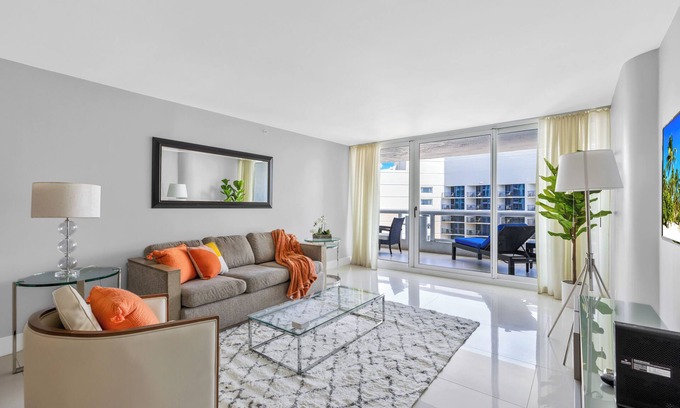 Downtown Miami Condominio | Bay Overlooking Condo With Balcony